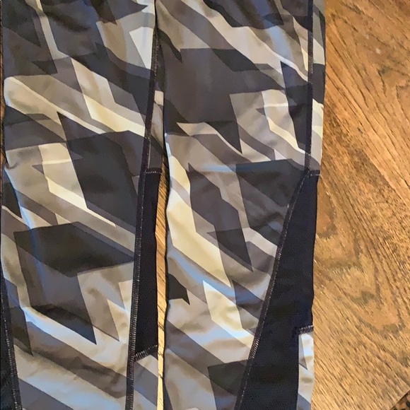 Nike Dri Fit capris - Picture 3 of 5